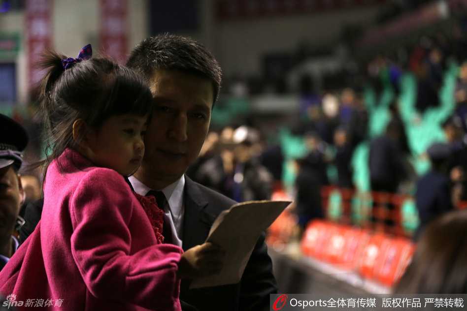 铁帅柔情,郭士强怀抱爱女离场那一刻,赛场硝烟也化作绕指柔 离场时刻,小家伙在爸爸怀里开心地手舞足蹈,郭士强被逗得开怀大笑,身后的喧嚣赛场成了他最温馨的背景板。