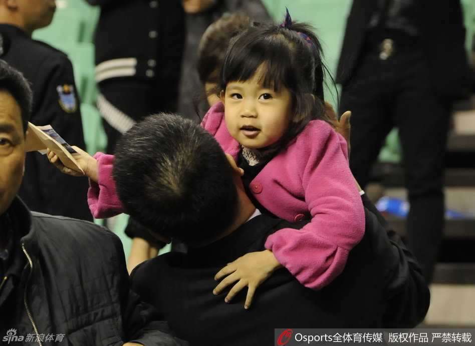 铁帅柔情,郭士强怀抱爱女离场那一刻,赛场硝烟也化作绕指柔 怀里的小家伙紧紧搂着爸爸的脖子,郭士强则低头轻语,这一刻他不是统帅千军的主帅,只是一个哄娃归家的普通父亲。