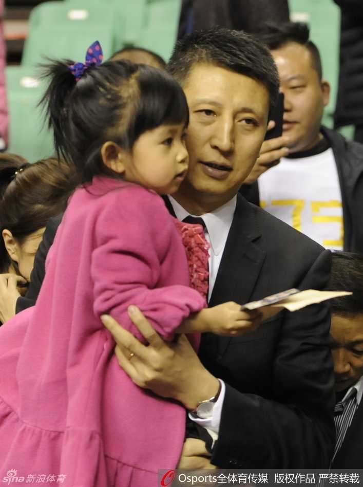 铁帅柔情,郭士强怀抱爱女离场那一刻,赛场硝烟也化作绕指柔 郭士强面带微笑抱着女儿离场,小家伙在爸爸怀中好奇地四处张望,似乎还不懂这场胜利对爸爸和辽宁队意味着什么。