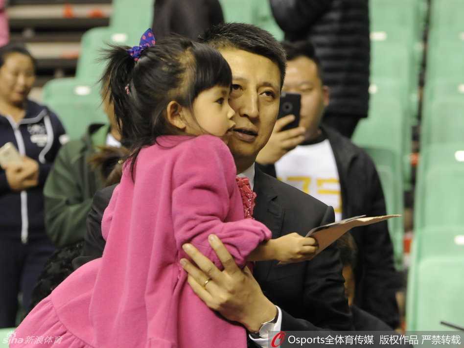 铁帅柔情,郭士强怀抱爱女离场那一刻,赛场硝烟也化作绕指柔 郭士强抱着女儿边走边笑,眼角的皱纹里都填满了幸福,手中的东西似乎已不重要,怀里的宝贝才是他的全世界。