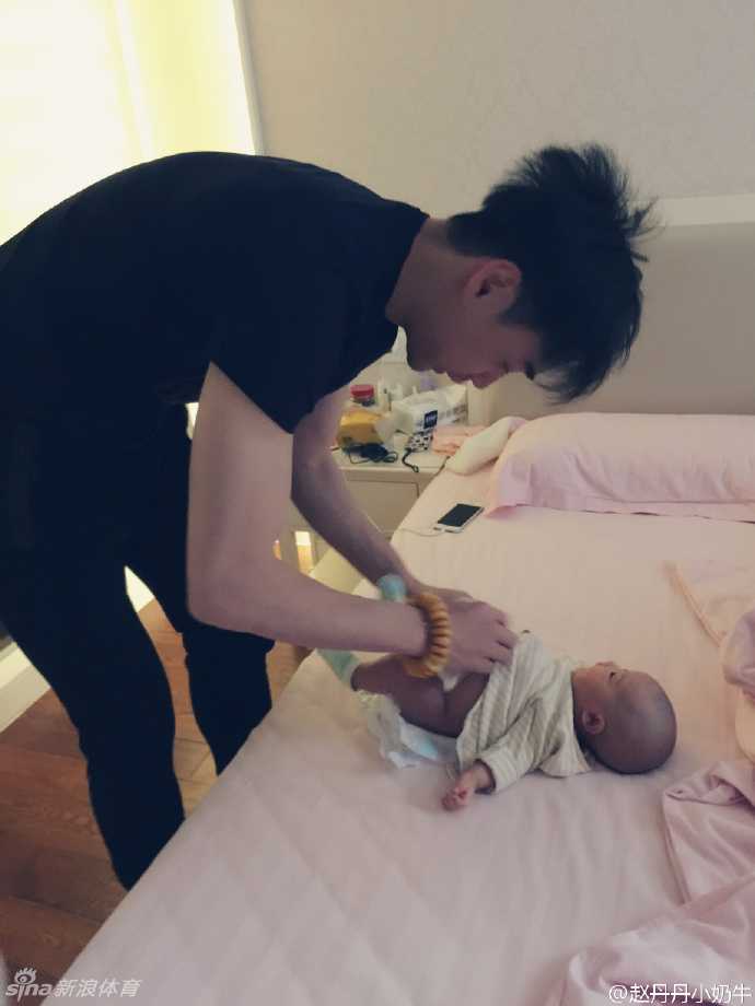 孟达轻吻女儿的额头，满脸爱意地哄她入睡，昔日球场硬汉此刻化身最温柔的守护者。