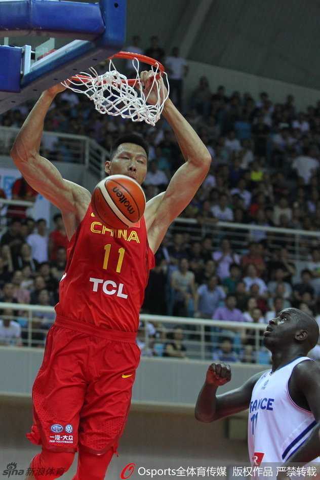 王哲林化身禁区守护神，飞身跃出边线，用指尖将球奋力拨回场内