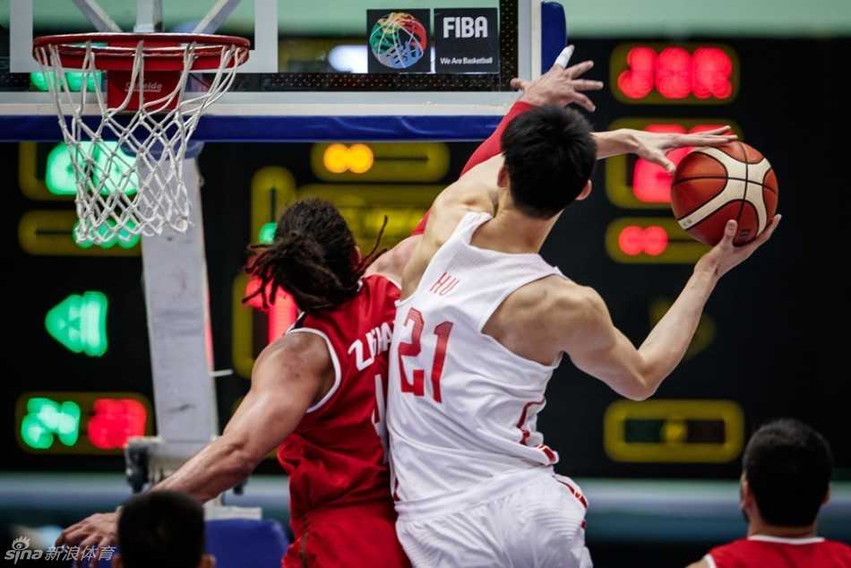 裁判鸣哨后，陶汉林站上罚球线，他深吸一口气目光紧锁篮筐，全场寂静只待篮球划过指尖的瞬间