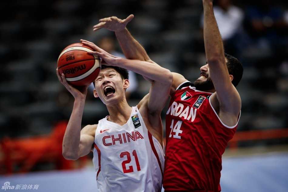 胡金秋在哈萨克斯坦中锋的笼罩下毫无惧色，他用扎实的卡位顶开防守，强行起身篮下强攻，展现内线支柱的风范