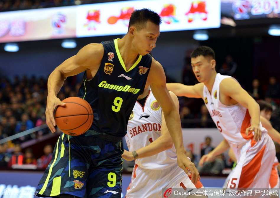 陶汉林背身硬凿易建联，两人肌肉紧绷，力量对抗的火花在空气中炸裂，这是CBA最纯粹的内线搏杀。