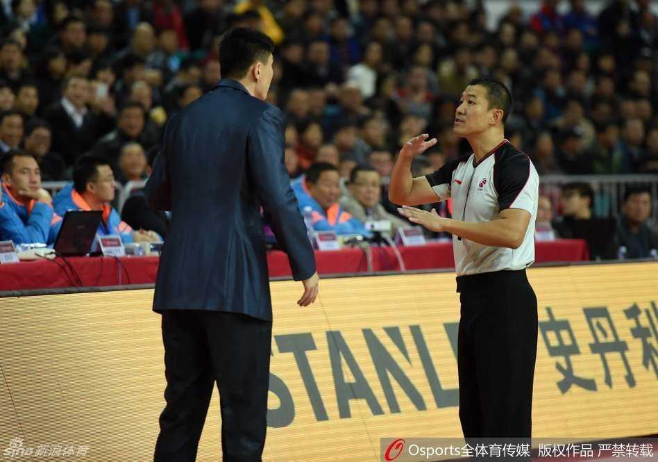 被换下场的朱芳雨在场边与主帅杜锋交流，眼神依旧锐利，虽然汗水浸透了球衣，但他依然在用自己的经验和判断，为场上的兄弟们提供支持。