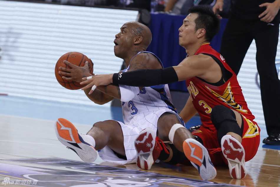 篮下瞬间成为肌肉森林的战场，双方内线球员在极小的空间内互不相让，手臂缠绕，肌肉紧绷，为了一个篮板球或一个有利的进攻位置展开最原始的力量博弈。