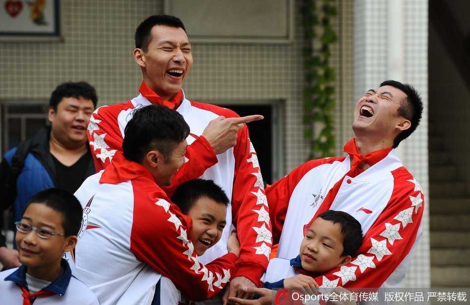 铁血战场下的柔情兄弟:易建联与丁锦辉的“神仙友谊” 或许是一次旅途中的偶遇,或许是特意安排的相聚,两人在异国他乡的街头留下合影,背景虚化,焦点是两人之间无需言语的默契。