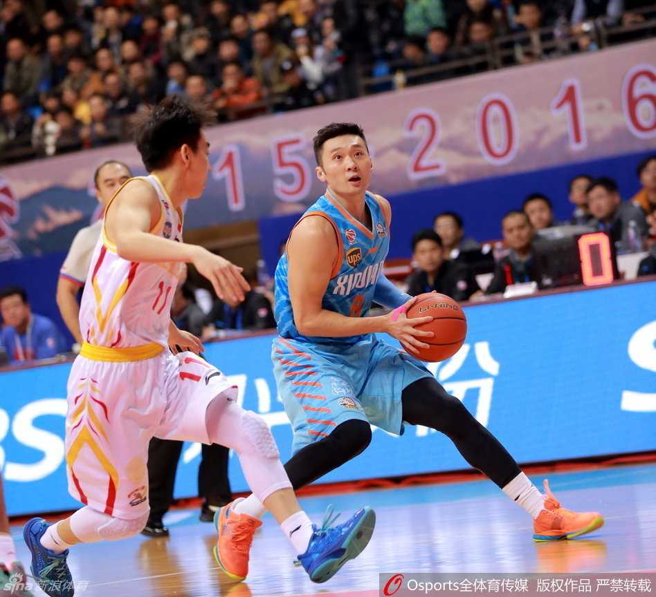 西热力江面对旧主毫无惧色，运球推进时嘴角露出一丝狡黠的微笑，似乎在告诉队友：这场硬仗，我们必须拿下！