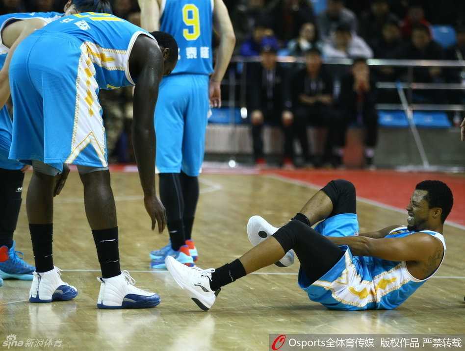 在队友的搀扶下，特尔费尔单腿蹦跳着试图离开赛场，但他依然回头望向球场，眼神中充满了不甘与眷恋，仿佛在告诉所有人他渴望立刻回到战斗之中。