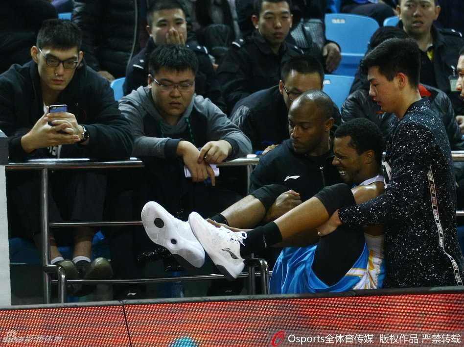 在命中一记精彩压哨三分后，特尔费尔落地时不幸踩到防守球员的脚上，脚踝瞬间呈现九十度扭曲，剧烈的疼痛让他紧闭双眼，紧紧抱住受伤的小腿。