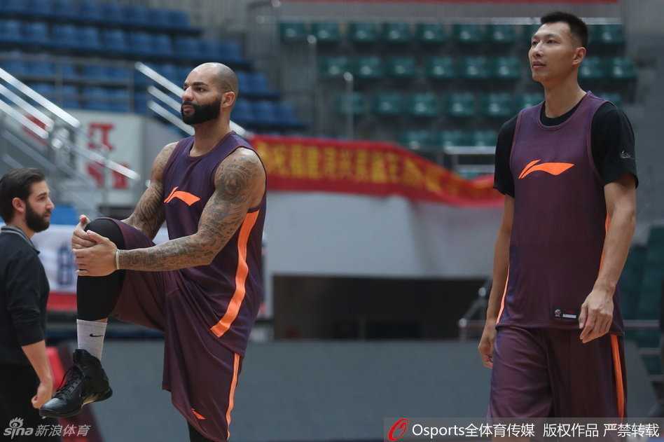 灯光下的易建联正全神贯注地进行投篮训练，眼神如炬，每一次出手都仿佛在打磨季后赛的致命武器。