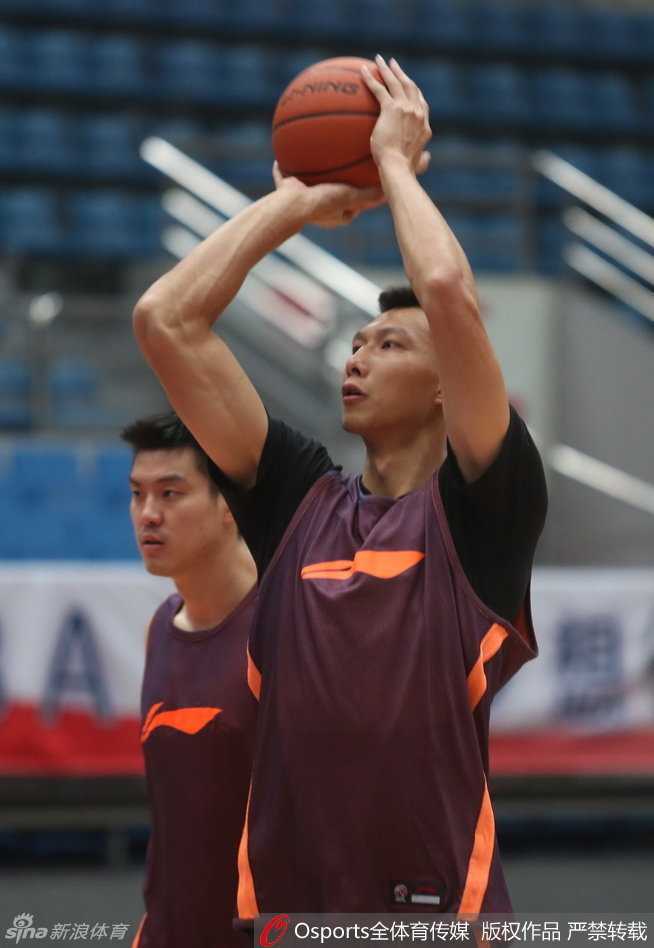 易建联坐在地上专注地抻腿训练，每一个拉伸细节都力求完美，正是这种十几年如一日的自律，铸就了CBA的历史篮板王。