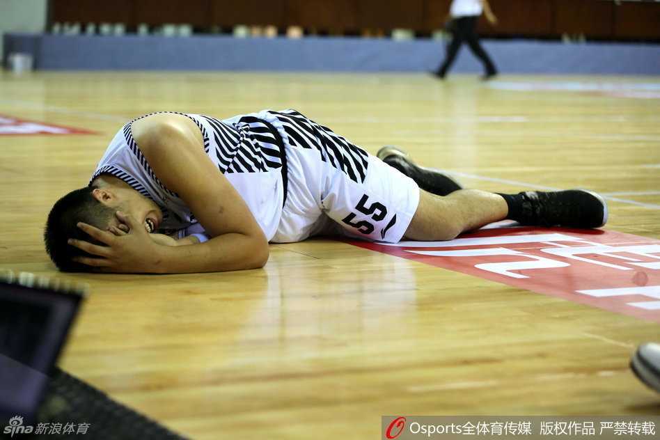 伤势严重无法继续比赛的韩德君，最终在工作人员的陪同下，用毛巾捂着仍在渗血的鼻子，缓缓走向更衣室，留给全场一个令人心疼又肃然起敬的背影。