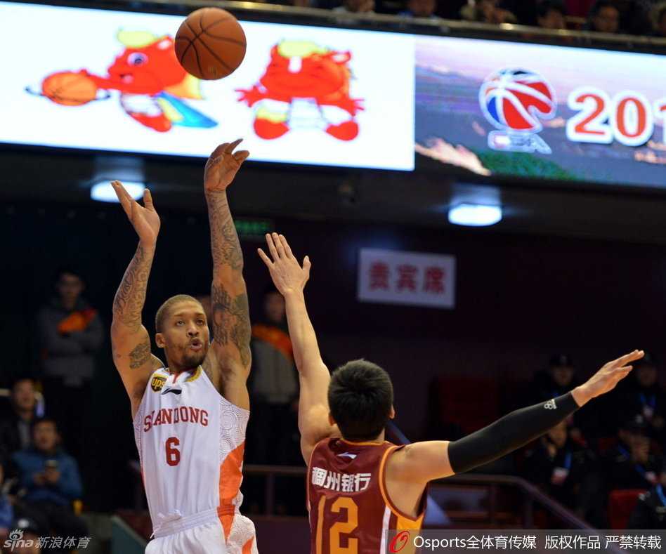 丁彦雨航飞身跃起，手臂完全伸展试图封盖对手的远投，虽然指尖差之毫厘，但这股舍我其谁的防守气势已完全倾斜而出。