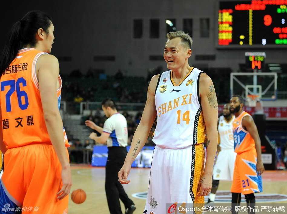 赵泰隆在内线卡住位置，面对长臂干扰强行起球，肌肉紧绷的模样仿佛一头挤进三秒区的蛮牛，用力量对抗整条防线。