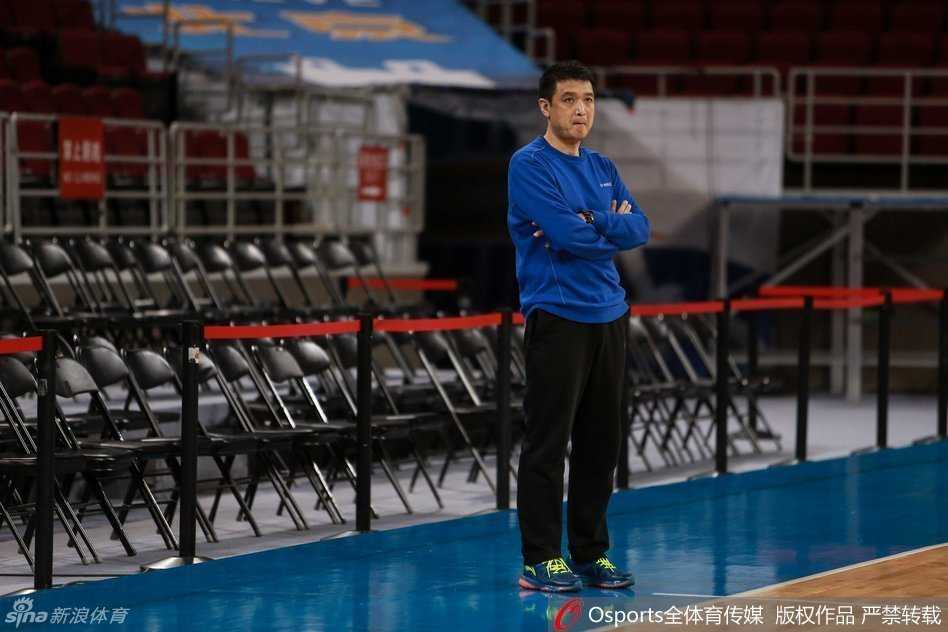 铁血首钢的季后赛前夜:伤病与信念在五棵松交织 训练结束后,一个特写镜头捕捉到正在旋转的篮球,球面上的线条流畅,旋转稳定,仿佛凝聚了北京首钢全队在季后赛前所有训练的专注与期望。