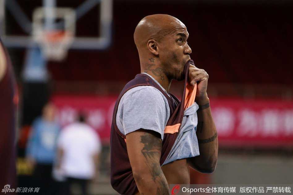 铁血首钢的季后赛前夜:伤病与信念在五棵松交织 主教练闵鹿蕾双手抱在胸前,伫立在球场边,目光如炬地注视着场内弟子们的每一次跑位,他的脑海中正在飞速运转,构思着季后赛对阵新疆的独特策略。