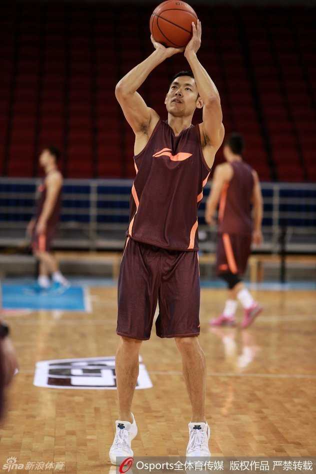 铁血首钢的季后赛前夜:伤病与信念在五棵松交织 孙悦在训练中高高跃起出手投篮,左臂肘部缠着醒目的白色防护绷带,尽管带着护具,但他的投篮手型依旧标准,眼神中透露出带伤出战的坚毅。