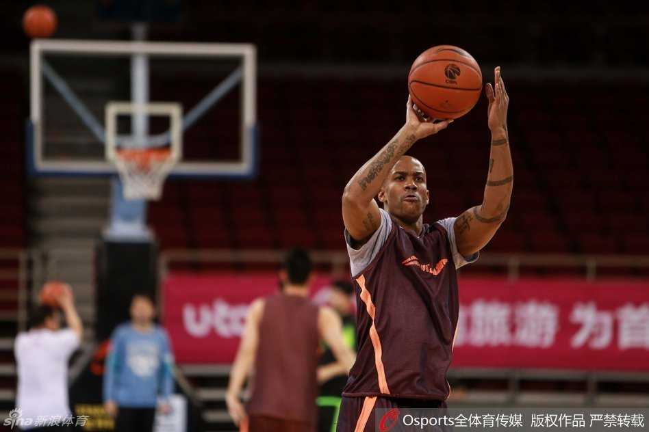 铁血首钢的季后赛前夜:伤病与信念在五棵松交织 老将张庆鹏在训练中进行三分球投篮练习,皮球刚刚离开指尖,在空中划出准备入网的弧线,他的外围火力是北京队战术体系中不可或缺的一环。