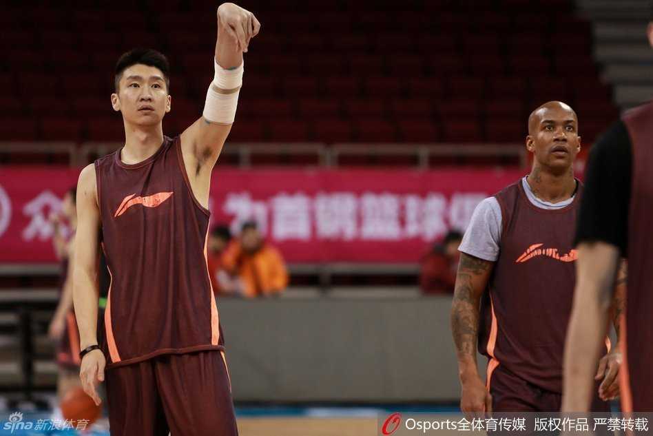 铁血首钢的季后赛前夜:伤病与信念在五棵松交织 翟晓川在一次快攻训练中高高跃起,单手劈扣篮筐,他的动作舒展而充满力量,展现了北京首钢年轻锋线在季后赛前积蓄的充沛能量。