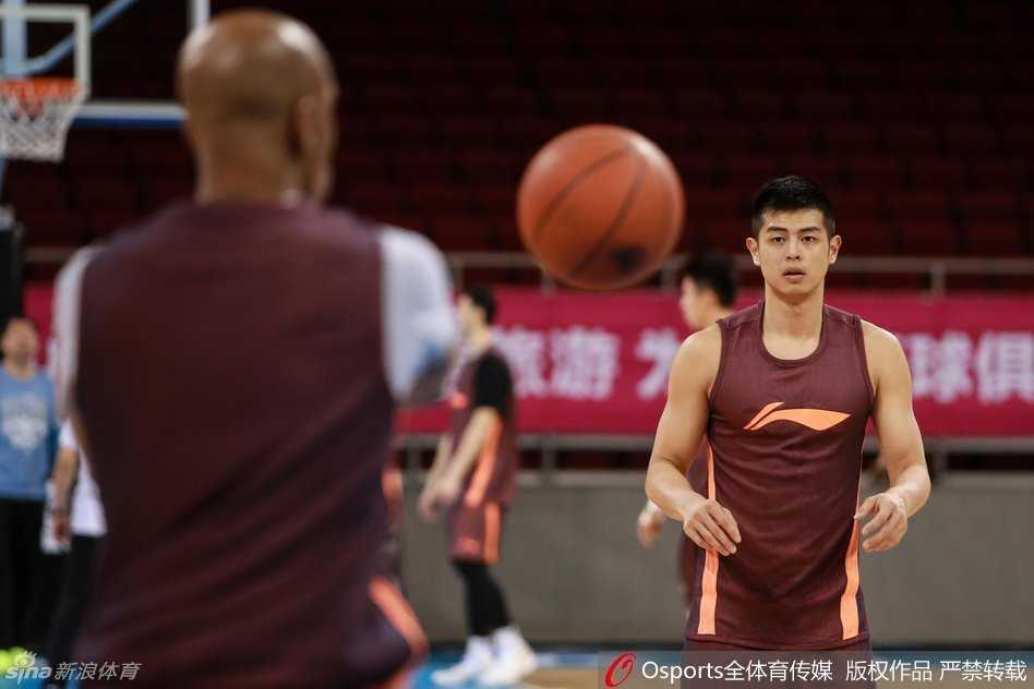 铁血首钢的季后赛前夜:伤病与信念在五棵松交织 老马马布里在训练间隙亲自为方硕进行战术指导,他神情专注地比划着手势,方硕则认真聆听,这对后场组合正在为迎战新疆的严峻防守做最后准备。
