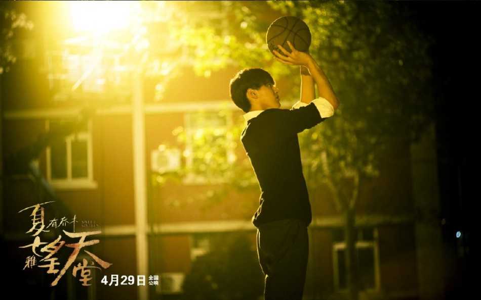 银幕上的篮球少年,吴亦凡演绎夏木的静谧与热血 运球突破瞬间抓拍,吴亦凡身姿矫健如风,篮球仿佛与少年融为一体,定格了青春最美好的模样