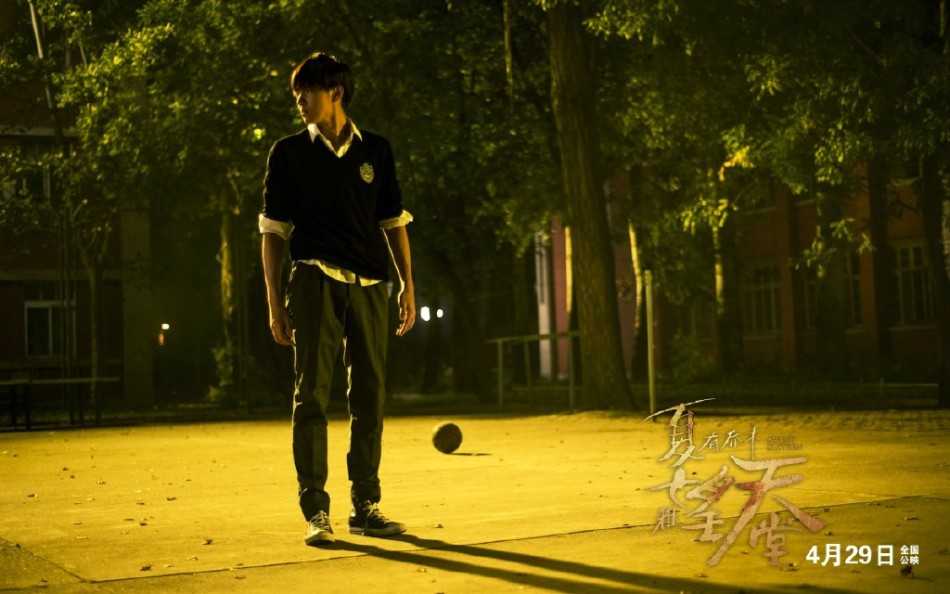 银幕上的篮球少年,吴亦凡演绎夏木的静谧与热血 吴亦凡在球场上纵身跃起,手臂线条紧绷充满力量,展现出夏木在运动中难得一见的激情与爆发力