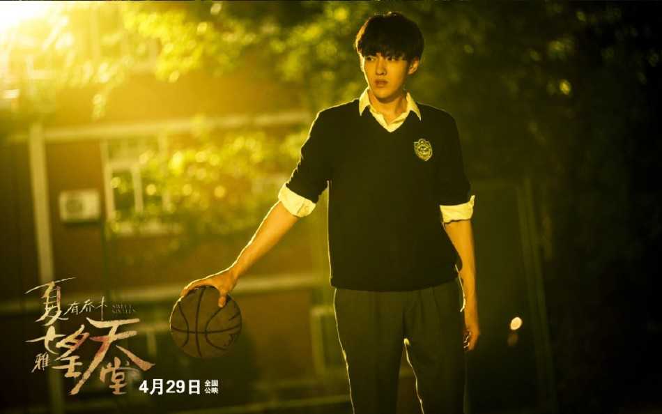 银幕上的篮球少年,吴亦凡演绎夏木的静谧与热血 吴亦凡单手控球眼神专注,球衣随着动作微微扬起,将少年在球场上的专注与帅气展现得淋漓尽致