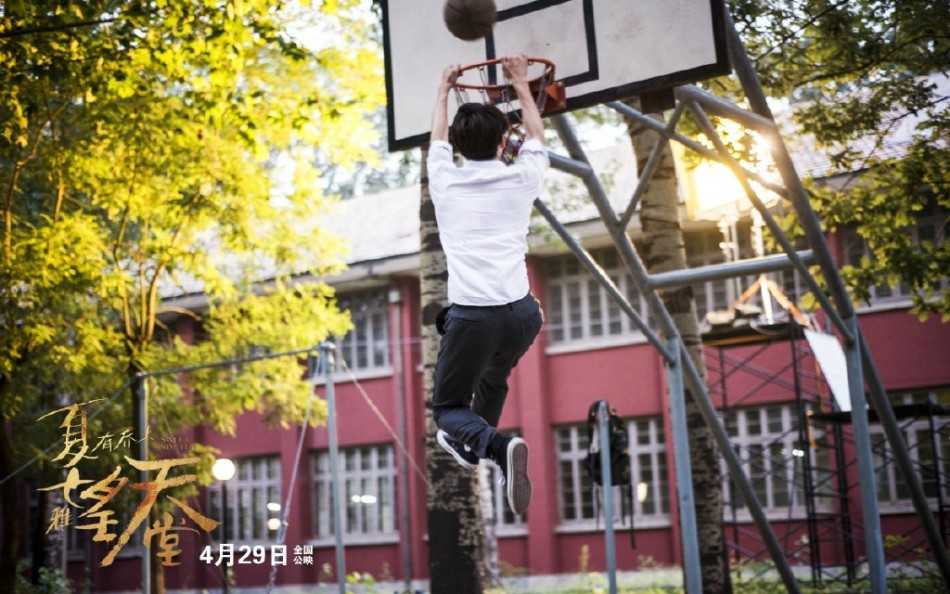 银幕上的篮球少年,吴亦凡演绎夏木的静谧与热血 微风轻拂过少年额前的碎发,吴亦凡目光坚定凝视前方,清冷的气质与篮球场的活力形成奇妙而迷人的反差