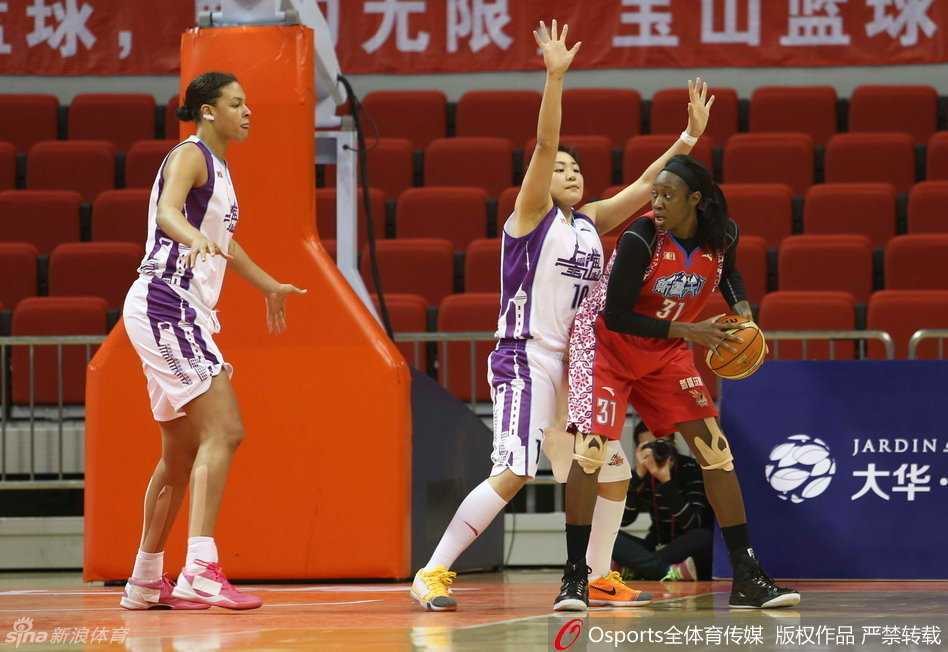 铿锵玫瑰 WCBA 赛场绽放 赵爽坎贝奇共谱女篮热血篇章 在肌肉丛林的肉搏战中,查尔斯犹如一座铁塔,正用坚实的背部感受防守者的重心,试图凿开一条通往篮下的血路,周围队员的神经紧绷到了极点。