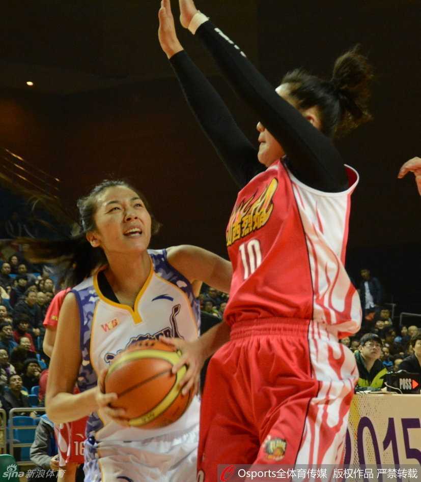 铿锵玫瑰 WCBA 赛场绽放 赵爽坎贝奇共谱女篮热血篇章 辽宁球员卡拉在严密防守下强行起跳投篮,身体在空中微微后仰,试图用节奏的变化躲过封盖,篮球带着全队的希望划出一道高高的弧线。