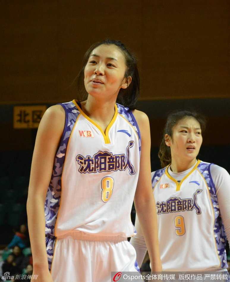 铿锵玫瑰 WCBA 赛场绽放 赵爽坎贝奇共谱女篮热血篇章 面对高大的内线屏障,赵爽毫无畏惧地直杀篮下,她低身运球,眼神坚毅地盯着篮筐,准备在长人丛中起跳,完成一次以卵击石般的冲击。