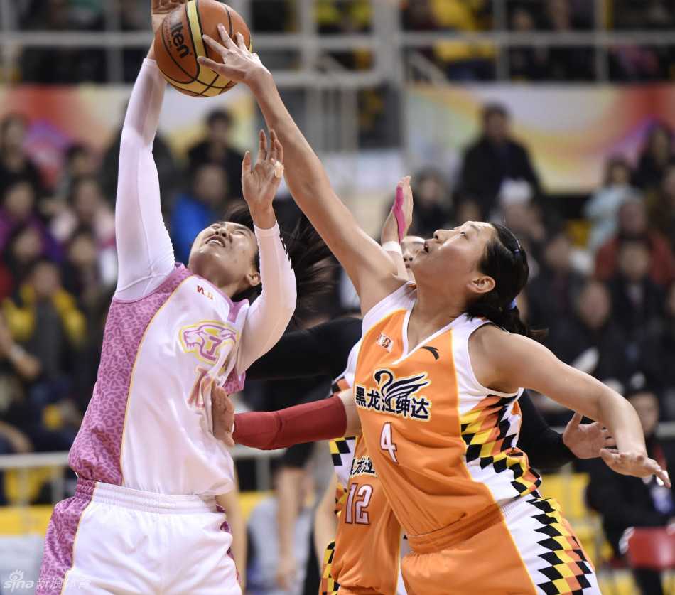 铿锵玫瑰 WCBA 赛场绽放 赵爽坎贝奇共谱女篮热血篇章 面对两人包夹,赵爽毫无惧色,她高高跃起,身体在空中形成一道优美的弓弦,手中的篮球在指尖轻盈旋转,准备越过防守,完成一次不可思议的上篮。