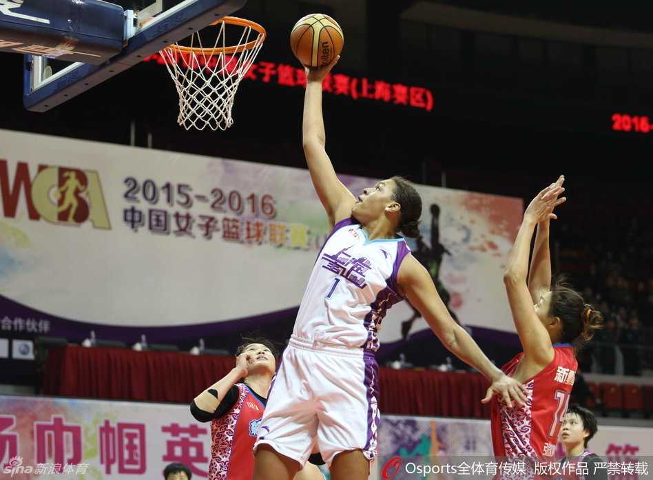 铿锵玫瑰 WCBA 赛场绽放 赵爽坎贝奇共谱女篮热血篇章 面对高高跃起的防守者,坎贝奇凭借绝对的身高臂展优势,如同在训练场上一般轻松写意地将球送向篮筐,这是天赋的碾压,也是力量的绝对展示。