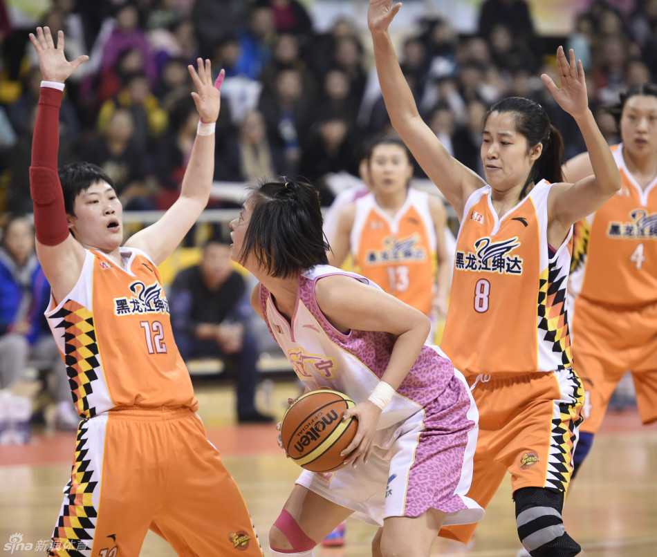 铿锵玫瑰 WCBA 赛场绽放 赵爽坎贝奇共谱女篮热血篇章 金佳宝犹如一把出鞘的利刃,持球飞速杀向敌阵,在高速行进中变向过人,直接撕开对手的整条防线,直奔篮筐而去,身后是奋力追赶却鞭长莫及的防守者。