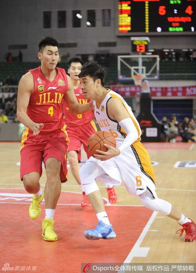 拉莫斯利用宽厚的背部顶开防守，轻松写意地将球放入篮筐，展现了内线巨无霸的绝对统治力。