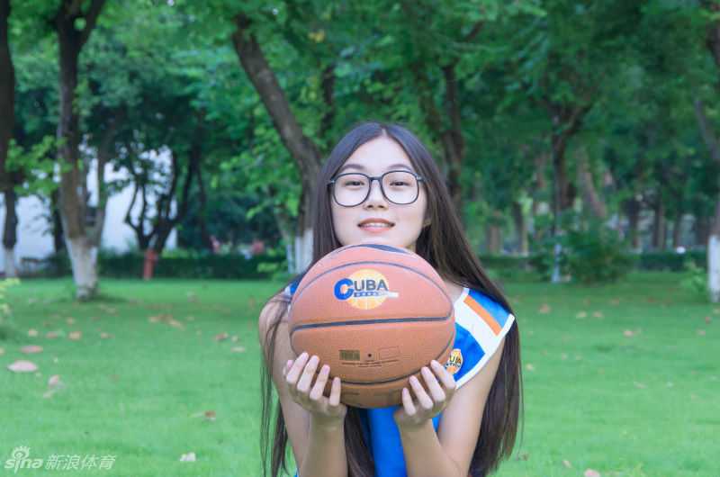 镜头内外皆风景 汕大晴子任丹妮的篮球青春 她在球场上运球奔跑,宽大的队服也掩不住活力四射的运动曲线,脸上洋溢着自信而灿烂的笑容。