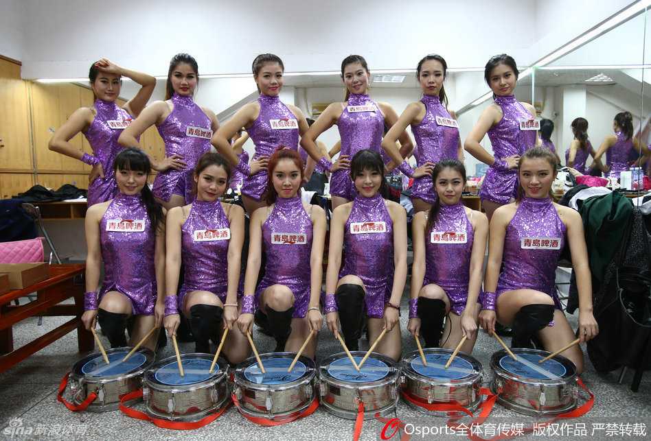 空荡的看台前，六位宝贝正在进行赛前列队热身。她们身着统一的白色短裙，修长的双腿做着整齐的伸展动作，神情专注而认真，将空旷的球场瞬间变成了充满活力的排练厅。