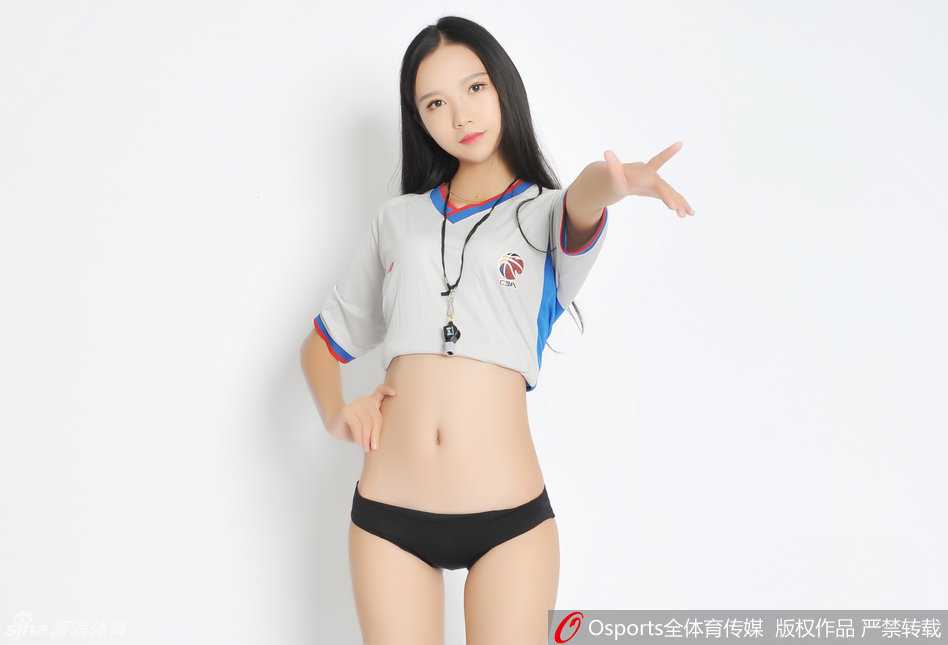 篮球宝贝长发如瀑倾泻，专注神情宛若赛场执法官，一袭黑衣搭配迷人微笑，刚柔并济瞬间引爆眼球