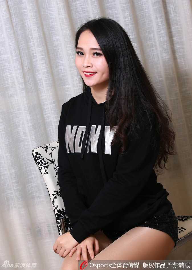 两名队员背靠背站立，一人轻抚另一人的肩膀，两人均以灿烂笑容面对镜头，修长美腿在短裙下格外吸睛，尽显团队之间的默契与姐妹情深。