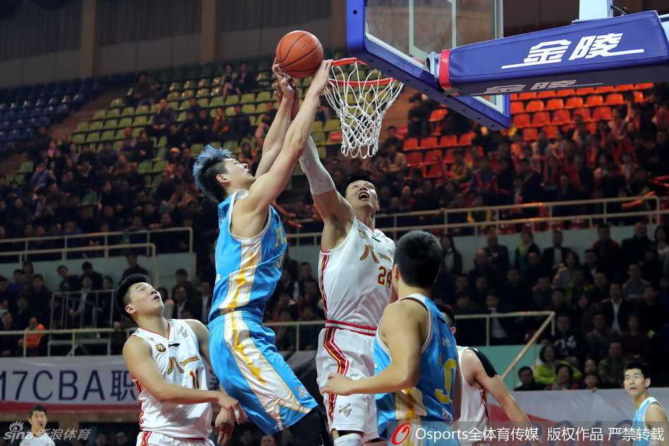 闽军苦旅:王哲林内线独木难支,八一反客为主送十连败 王哲林在对方内线群中高高跃起,犹如猛虎出笼,以一记势大力沉的单手劈扣终结进攻,篮筐仿佛都在颤抖。