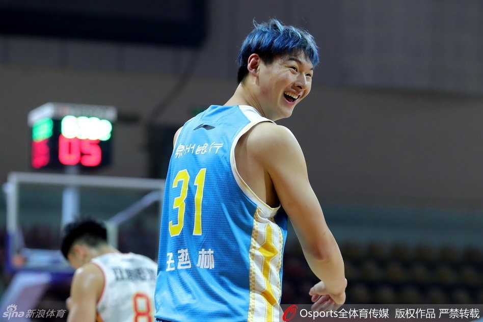 闽军苦旅:王哲林内线独木难支,八一反客为主送十连败 福建外援希克森犹如一辆重型坦克,持球强行碾过防守球员,在身体失衡的情况下依然将球抛向篮筐。