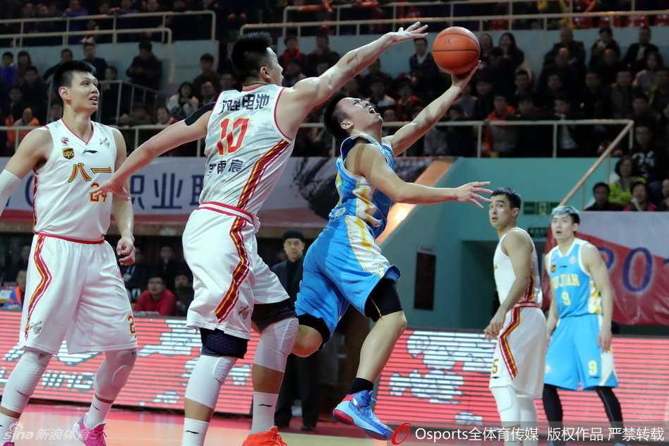 闽军苦旅:王哲林内线独木难支,八一反客为主送十连败 镜头给到了赵泰隆,他目光如炬,眼神中透露出不甘与坚毅,汗水顺着脸颊滑落,湿透的球衣见证了他的全力拼搏。