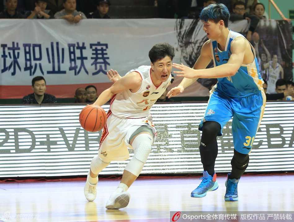 闽军苦旅:王哲林内线独木难支,八一反客为主送十连败 八一主帅阿的江在场边神色严峻,手臂有力地指向场内,正在对球员进行最后的战术部署,他的眼神充满了必胜的信念。