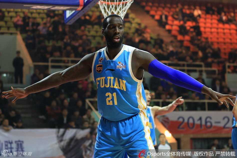 闽军苦旅:王哲林内线独木难支,八一反客为主送十连败 王哲林在三人合围之下毫无惧色,他奋力跃起,试图在长人如林的八一内线中完成一记势在必得的单手抛射。