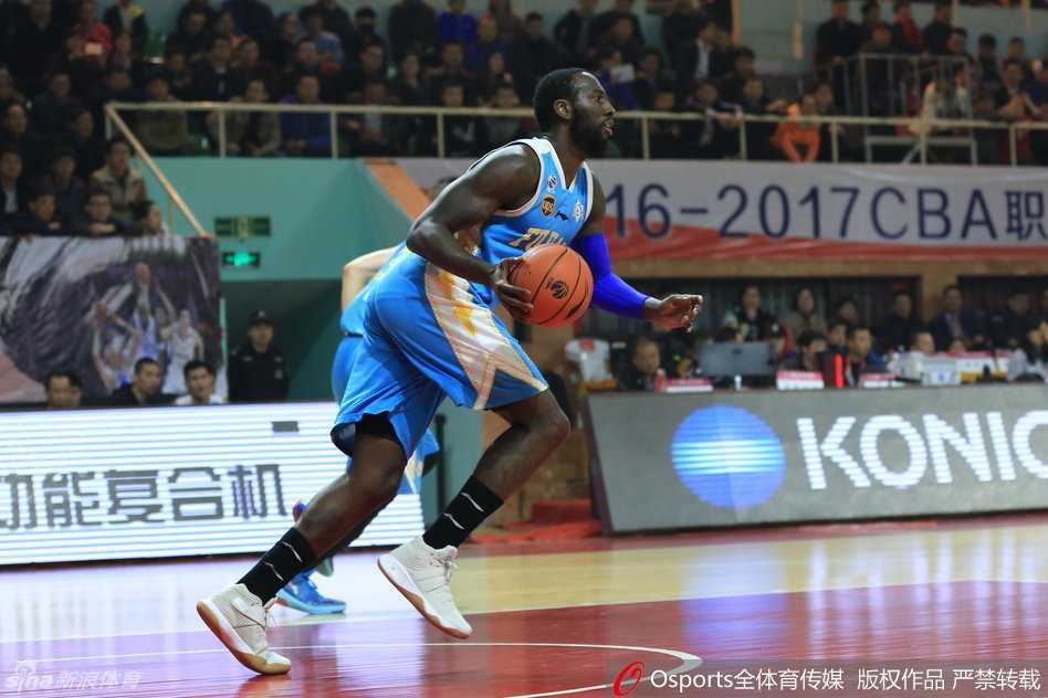 闽军苦旅:王哲林内线独木难支,八一反客为主送十连败 拜克斯在快攻中如入无人之境,面对八一队的层层防线,他坚决突破,人缝中觅得上篮良机,将球稳稳送入网窝。