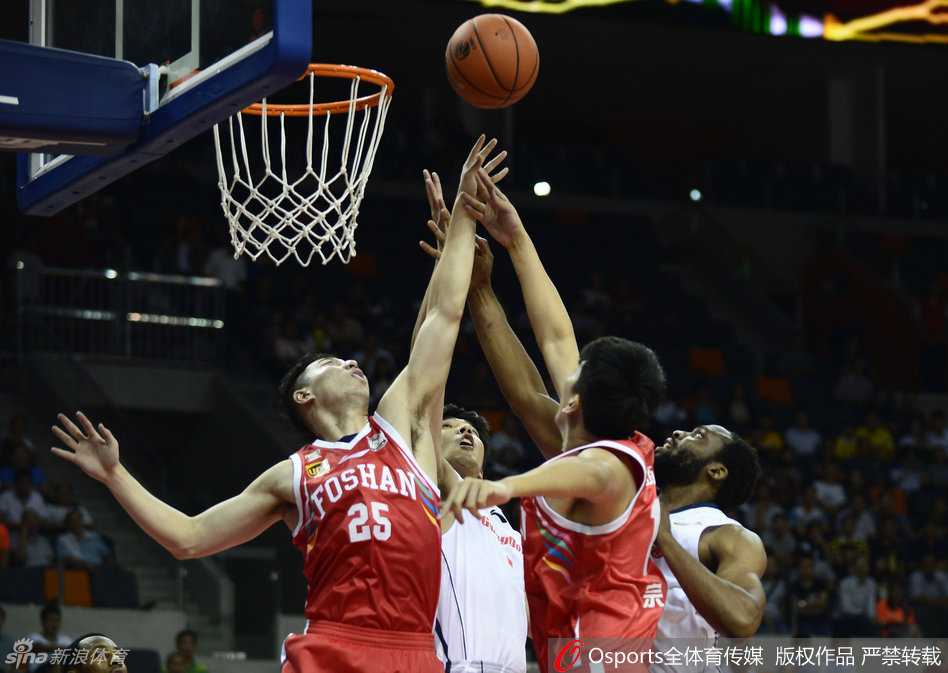 阿联复出狂砍全能数据,广东宏远主场大胜佛山迎首胜 王仕鹏在三分线外果断出手,跳投姿势标准,篮球在空中飞向篮筐。