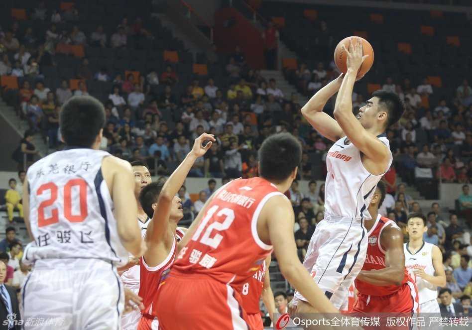 阿联复出狂砍全能数据,广东宏远主场大胜佛山迎首胜 周鹏在防守中成功切掉皮球后,高举手臂向裁判示意对方犯规,神情略显冤枉地向裁判抱怨。