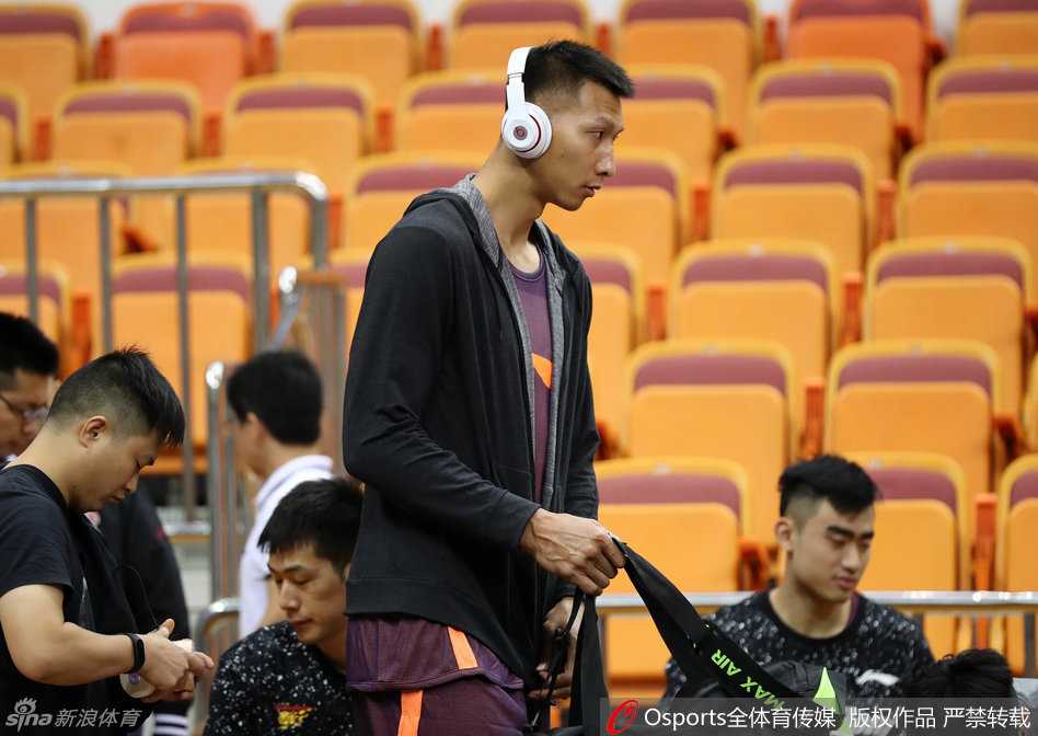 阿联头戴无线耳机，在广东队训练师的陪同下进行慢跑恢复，神态轻松，似乎已经摆脱了长途飞行的疲惫